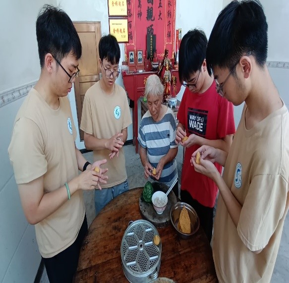 图片包含 游戏机, 桌子, 房间, 电脑 描述已自动生成
